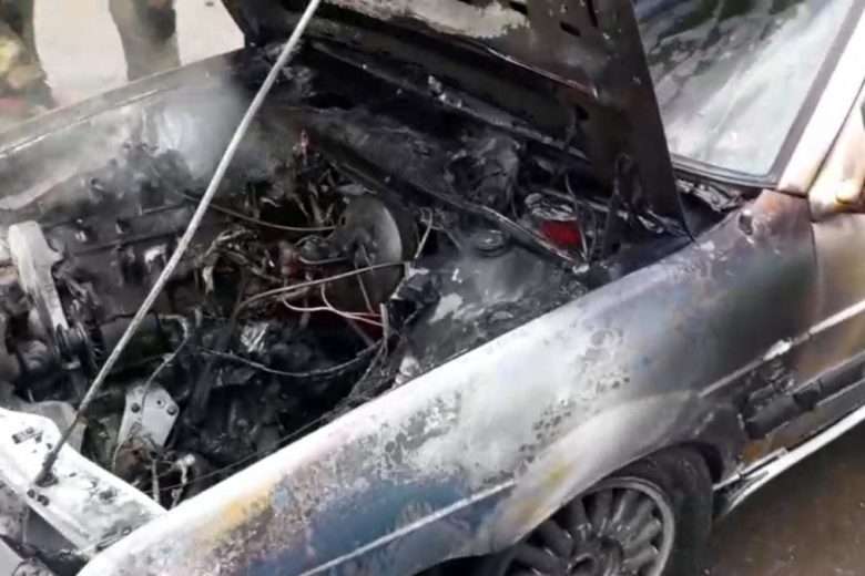 Carro pega fogo e mobiliza bombeiros na avenida das Rosas