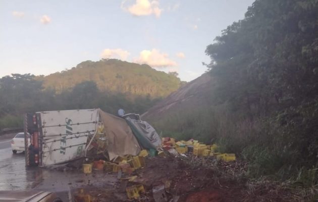 acidentes-com-carretas-complicam-o-transito-na-br-381
