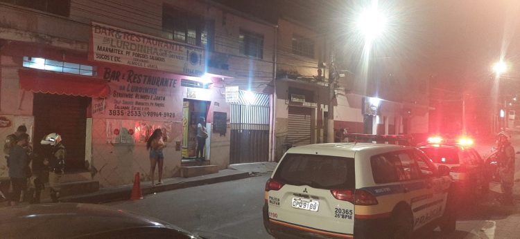 jovem-e-morto-a-tiros-dentro-de-bar-no-agua-fresca