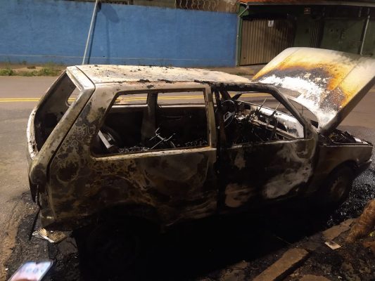 fiat-uno-fica-destruido-apos-incendio-na-avenida-caue-em-itabira