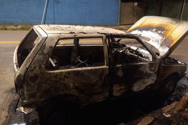 Fiat Uno fica destruído após incêndio na avenida Cauê em Itabira