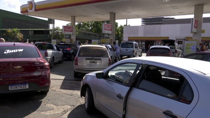 Gasolina a R$ 3,10: brasileiros cruzam fronteira para abastecer na Argentina