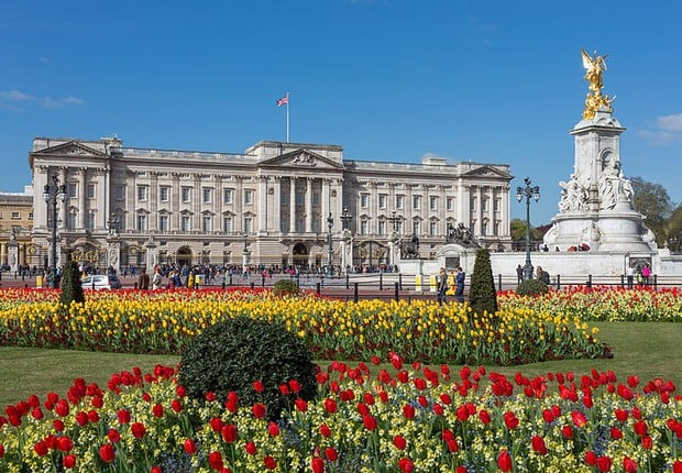 Palácio de Buckingham tem vaga para faxineiro com salário anual de R$143 mil