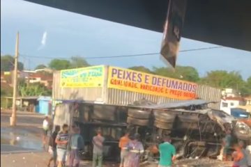 Caminhão perde controle e atinge poste, casa e veículo na Via Expressa, em Betim