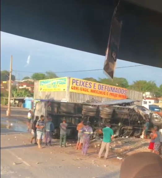 Caminhão perde controle e atinge poste, casa e veículo na Via Expressa, em Betim