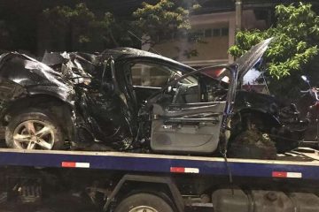 Mulher, com sinais de embriaguez, bate carro em árvore na Contorno, em BH