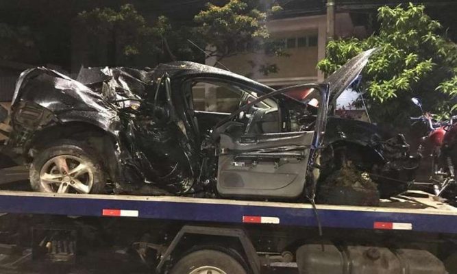 Mulher bate carro em árvore na Avenida do Contorno