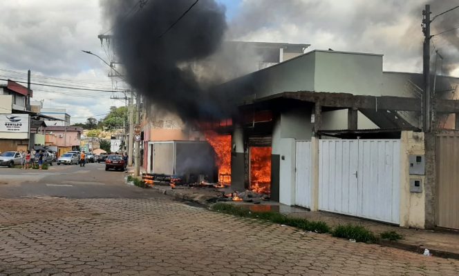 Incêndio destrói capotaria em Itabira; veja as imagens