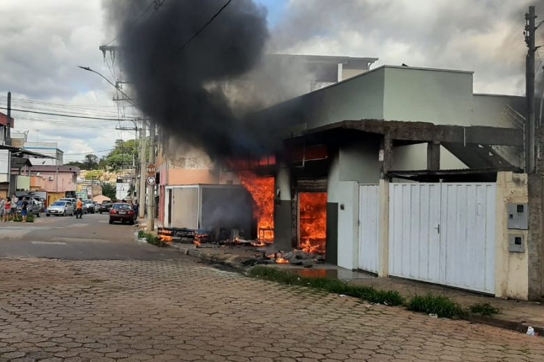 Incêndio destrói capotaria em Itabira; veja as imagens