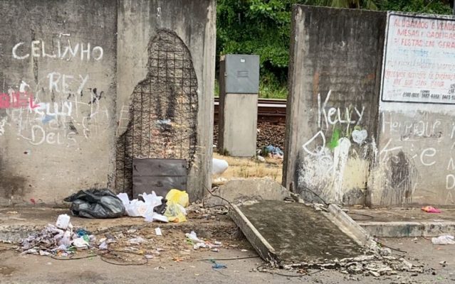 Placa de concreto do muro do metrô esmaga menina de 8 anos
