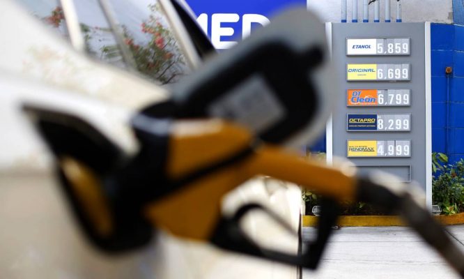 Após aumentar o preço desde junho, Petrobras anuncia redução em 3,13% do valor da gasolina