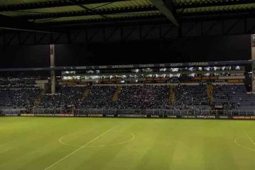 Torcida do Avaí homenageia Marília Mendonça com luzes na Ressacada