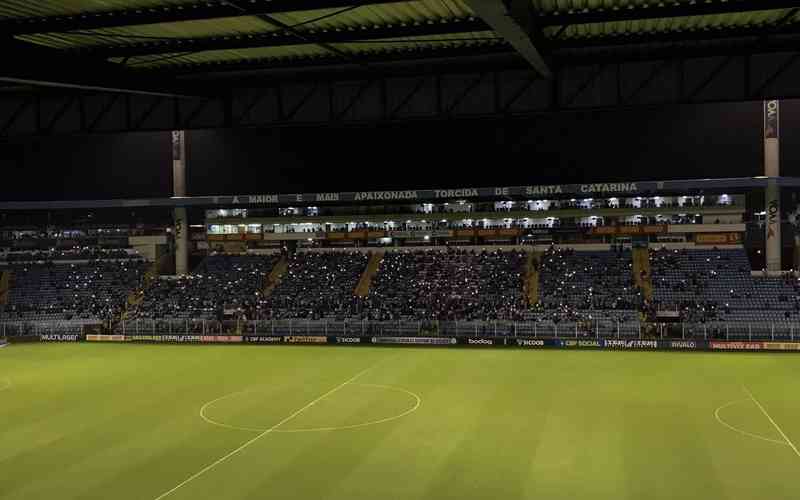 Torcida do Avaí homenageia Marília Mendonça com luzes na Ressacada