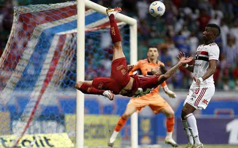 Bahia bate São Paulo pouco inspirado e se aproxima do rival na tabela