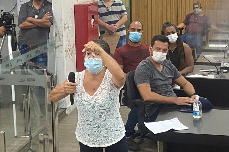 Servidores da Prefeitura de Itabira protestam na Câmara nesta segunda