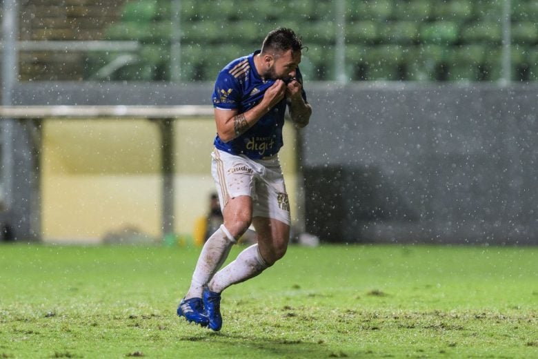 Em jogo interrompido pela chuva, Cruzeiro empata com Vila Nova e segue jejum