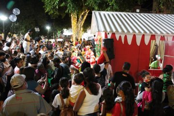Chegada do Papai Noel reúne centenas de famílias em Monlevade