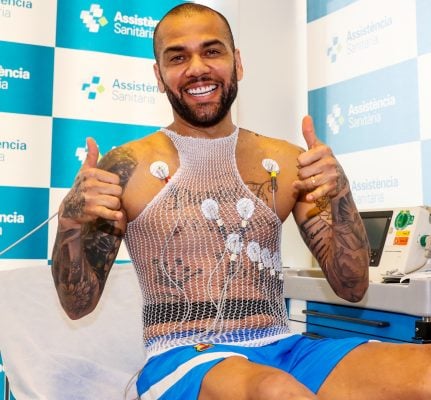 Barcelona: Daniel Alves é aprovado em exames e será apresentado na quarta-feira