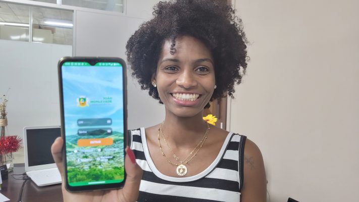 A Prefeitura de João Monlevade vai lançar um aplicativo personalizado de atendimento à população: o App Conecta Monlevade. A tecnologia será disponibilizada na próxima quarta-feira (1º de dezembro) e permite a facilitação na prestação de serviços, de forma mais eficaz, por meio de uma plataforma especializada. Além disso, o cidadão conta com muito mais rapidez para solicitar demandas e realizar seus cadastramentos, com inúmeras comodidades em um simples clique no celular. Em meio a este marco no município, o prefeito de João Monlevade, Dr. Laércio Ribeiro (PT), comemora a chegada da novidade. “Nosso maior objetivo é modernizar, desburocratizar e agilizar as ações públicas na cidade. Vamos oferecer ferramentas para que o cidadão solicite serviços com rapidez, como troca de lâmpadas queimadas e segunda via de contas. Além disso, vamos disponibilizar informações como telefones e endereços de órgãos públicos, tudo com objetivo de aproximar ainda mais o cidadão da administração municipal”, explicou. O vice-prefeito e secretário de Planejamento e Desenvolvimento Econômico, Fabrício Lopes (Avante), salienta que o App é um grande passo no desenvolvimento de João Monlevade “Precisamos pensar que, além de proporcionar melhorias na infraestrutura da nossa cidade e suas instituições, estamos atingindo diretamente o bem-estar dos moradores. O passo que estamos dando está totalmente alinhado com a nossa convicção de que fazemos pleno uso dos dados, informações e estrutura existentes no município”, enfatizou. Cartão Vacina O Conecta Monlevade traz inovações. Entre elas, a otimização do uso da Carteira de Vacinação Digital. Nessa ferramenta é possível checar se o cidadão já tomou a vacina contra a Covid-19 e verificar em qual das doses está imunizado. Importante destacar que o comprovante de vacinação pode ser exigido em eventos, restaurantes e estabelecimentos. Para ter acesso é muito simples: na tela “Serviços”, clique em “Cartão Vacina” e pesquise seu CPF. Pronto! O usuário já poderá usufruir dessa facilidade com comprovante nas mãos. Mas essa não é a única opção possível. O cidadão cadastrado conta ainda com a opção “Validar QR-CODE”, onde pode verificar se o cartão pesquisado é confiável, ou seja, não falsificado. Ao clicar na ferramenta, irá aparecer uma câmera, a qual deve ser apontada para o código – como uma fotografia – e, após alguns segundos, a plataforma disponibilizará a certificação do cartão. Como baixar o App? O App Conecta Monlevade oferece cinco funcionalidades: Serviços, Utilidade Pública, Abrir Chamado, Turismo e Notícias. Após o lançamento, no dia 1º de dezembro, a ferramenta estará disponível gratuitamente nas lojas do Google Play ou App Store. Basta buscar o nome do aplicativo e clicar em “baixar”. Depois, é preciso criar um cadastro e senha. Para finalizar o acesso, basta clicar em “login”.