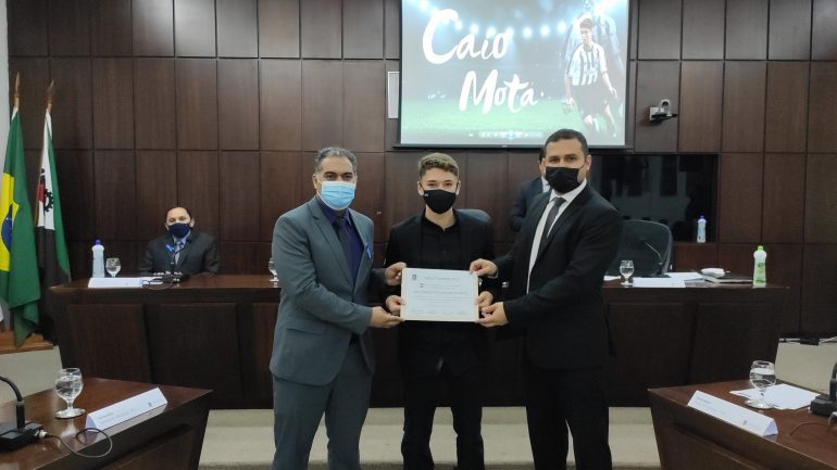 Caio Lourenço, jogador monlevadense do Atlético Mineiro, é homenageado na Câmara