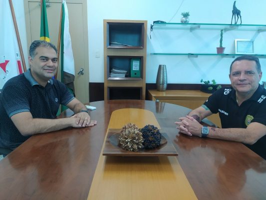 O delegado responsável pela 4ª Delegacia Regional de Polícia Civil em João Monlevade (4ª DRPC), Paulo Tavares Neto, reuniu-se na manhã desta quarta (24), com o presidente da Câmara de João Monlevade, Gustavo Maciel (Podemos). O encontro foi na sede do Legislativo e teve como objetivo avaliar o convênio existente entre as duas instituições e ainda, discutir sobre o mutirão de carteiras de identidade, já solicitado à chefia da Polícia Civil de Minas Gerais. Paulo Tavares destacou o convênio realizado entre a PCMG e o Legislativo monlevadense, convênio que se tornou referência para outras cidades da região. Segundo o delegado, apesar de João Monlevade contar com duas frentes para emissão do documento, sendo a delegacia e a Câmara, a demanda ainda é grande e por isso, solicitou à chefia da PCMG a realização de novo mutirão na cidade. É aguardado agora o agendamento da vinda das equipes móveis do Instituto de Identificação, localizado em Belo Horizonte. “A demanda se torna mais urgente a partir do anúncio de expansão da ArcelorMittal Monlevade, já que é prevista a contratação de mão de obra local e um dos documentos comumente exigido é a carteira de identidade. Por isso a reunião para avaliar não apenas como está o serviço atualmente, mas em especial para planejar ações com o Poder Público municipal, a fim de beneficiar o cidadão”, explicou o delegado. Ainda na oportunidade, Paulo Tavares explicou ao presidente do Legislativo a implantação do Plantão Digital na regional na 4ª DRPC. O sistema, que promete mais agilidade no registro de ocorrências durante os finais de semana a partir de um trabalho em parceria com a regional de Itabira, será lançado oficialmente em dezembro. Gustavo Maciel elogiou o encontro e colocou a Câmara de João Monlevade novamente como parceira da Polícia Civil.