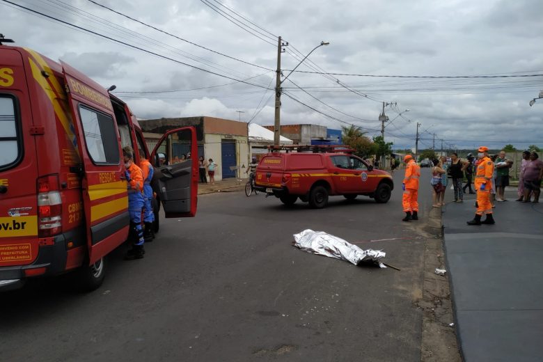 Homem empina moto e atropela idoso, que morre no local sem ser socorrido pelo motoqueiro