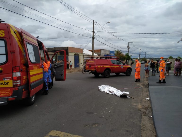 Homem empina moto e atropela idoso, que morre no local sem ser socorrido pelo motoqueiro