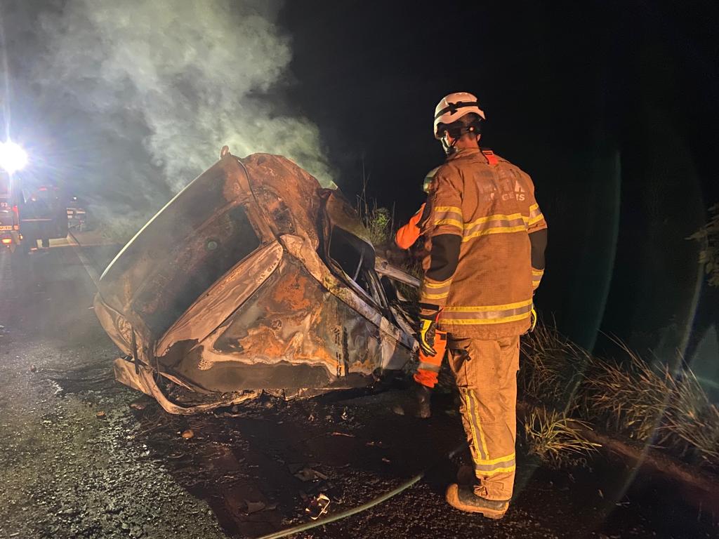 Motorista morre carbonizado em acidente na BR-381
