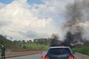 BR-381: carro pega fogo e congestiona a rodovia na tarde deste domingo