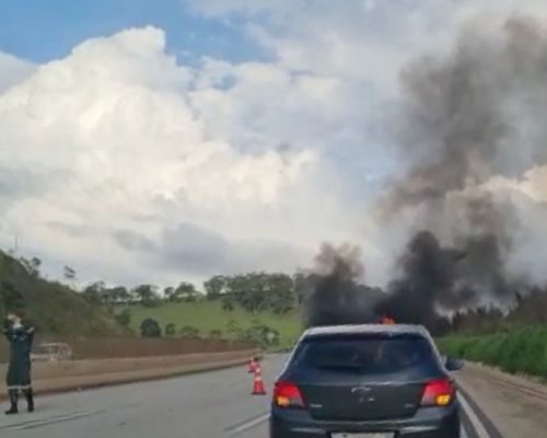 BR-381: carro pego fogo e congestiona a rodovia na tarde deste domingo