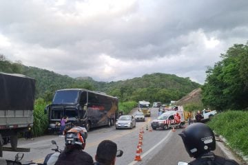 BR-381: colisão entre carro e ônibus deixa três feridos em João Monlevade