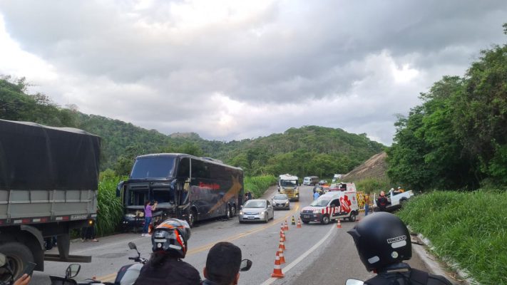 BR-381: colisão entre carro e ônibus deixa três feridos em João Monlevade