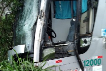Nova Era: duas pessoas ficam feridas em colisão entre ônibus e carreta na BR-381