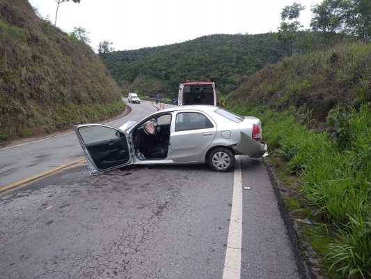 padre-e-socorrido-apos-acidente-na-estrada-de-nova-era