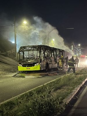 Ônibus pega fogo em BH