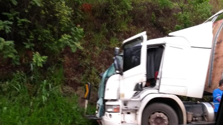 motorista-morre-apos-acidente-com-carreta-na-estrada-de-nova-era
