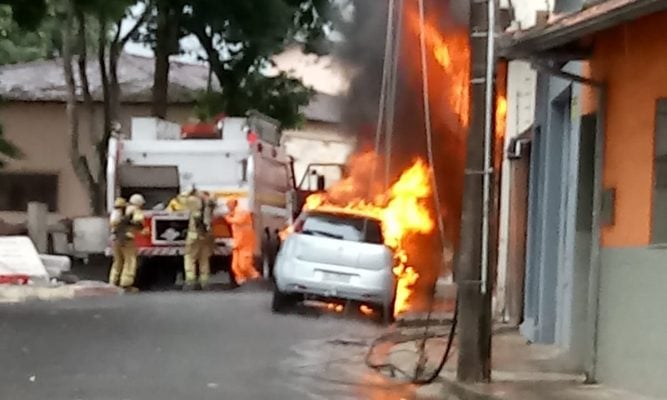 Incêndio em depósito de colchões destrói carro no Pará