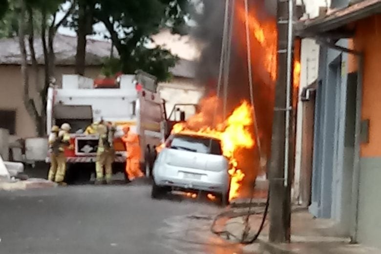 Incêndio em depósito de colchões destrói carro no Pará