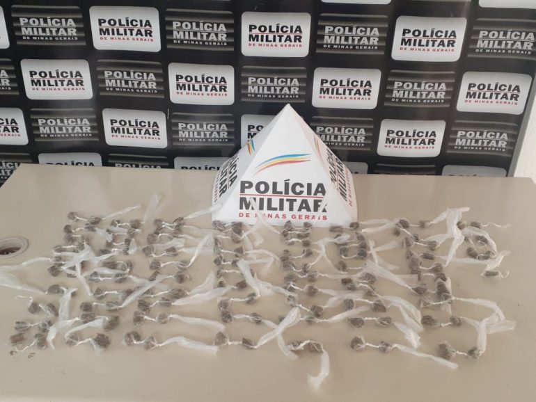 Esconde sacola com 147 buchas de maconha, é denunciado, e PM apreende a droga em Monlevade