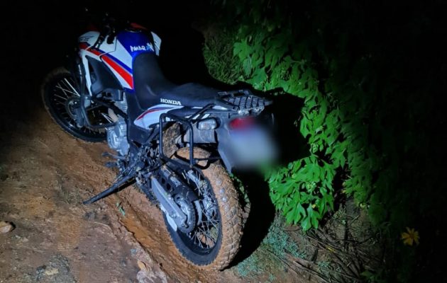 Homens roubam loja, vítimas reagem, um acaba preso e moto é recuperada em Monlevade