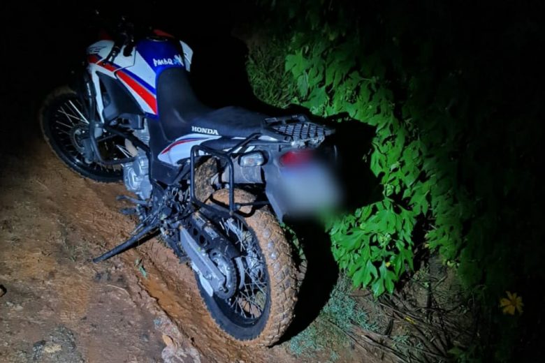 Homens roubam loja, vítimas reagem, um acaba preso e moto é recuperada em Monlevade