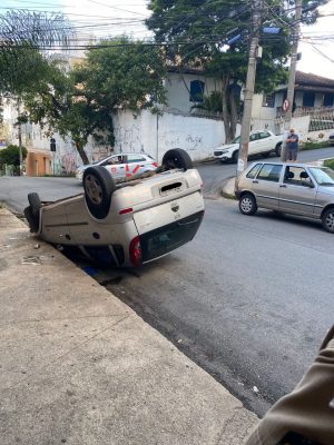 Motorista foge após capotar o carro