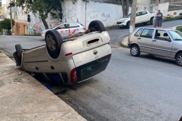 Motorista abandona veículo após capotar com o carro em bairro de BH
