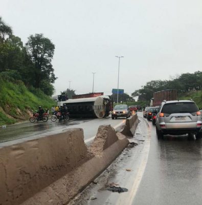 Caminhão-tanque tomba no Anel Rodoviário em BH e trava o trânsito