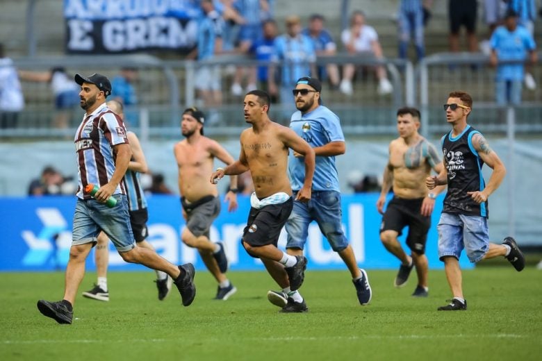 Retorno das torcidas simboliza nosso atual momento como sociedade