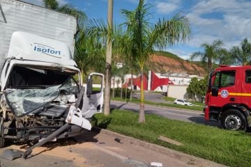 Acidente na BR-381 mobiliza equipes do Bombeiros e do Samu em Ipatinga