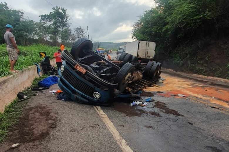 Homem rouba caminhão, tomba com o veículo e morre na BR-381, em Sabará