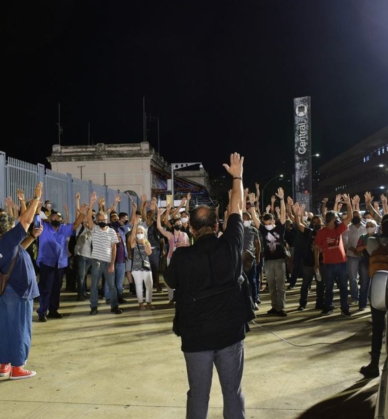 Trabalhadores do metrô de BH aprovam estado de greve, mas serviço não é paralisado