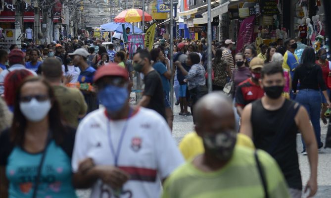 Mesmo sem obrigatoriedade, há quem se mantenha fiel às máscaras