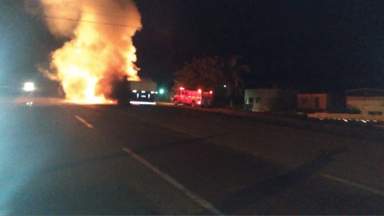 Carreta pega fogo e fica destruída na BR-040, em Congonhas